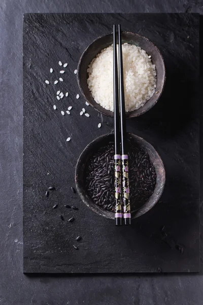 검 고 흰 쌀 — 스톡 사진