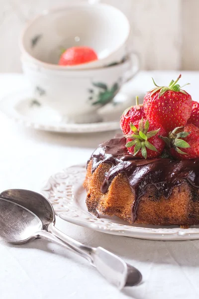 Bolo de chocolate com morangos — Fotografia de Stock