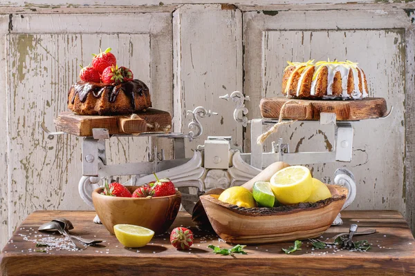 Chocolate and lemon cakes — 스톡 사진