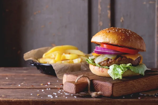 Burger i ziemniaków — Zdjęcie stockowe