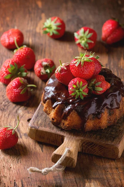 Chocoladetaart met aardbeien — Stockfoto