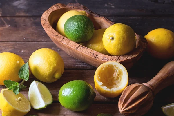 Citroner och limefrukter — Stockfoto