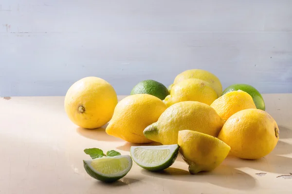 Citroner och limefrukter — Stockfoto
