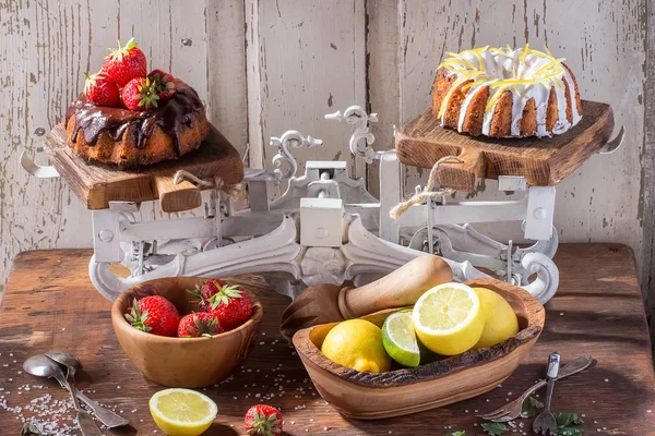 Chocolate and lemon cakes Royalty Free Εικόνες Αρχείου