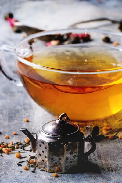 Tazza di tè caldo con colino da tè — Foto Stock