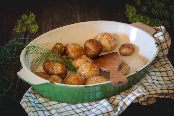 Frittierte junge Kartoffeln — Stockfoto