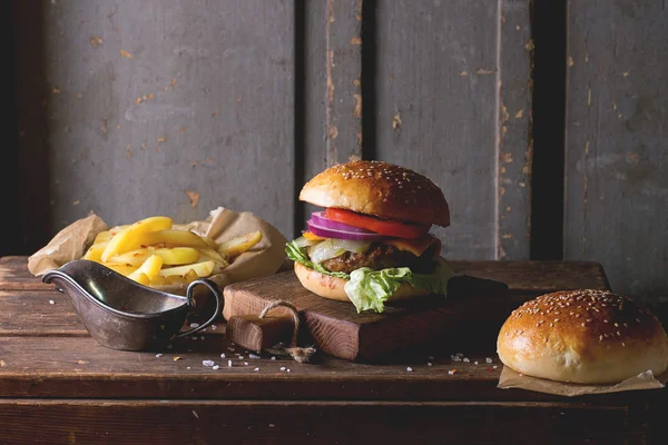 Hambúrguer e batatas — Fotografia de Stock