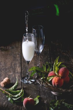 Şeftali dalı şampanya ile