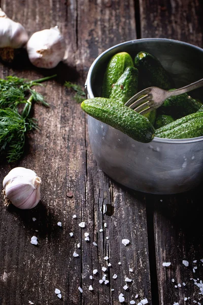 Voorbereiding van lage-zout gepekelde komkommers — Stockfoto