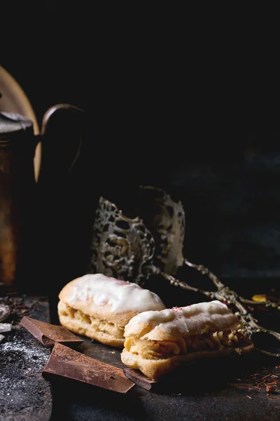 Eclairs with white chocolate — Stock Photo, Image