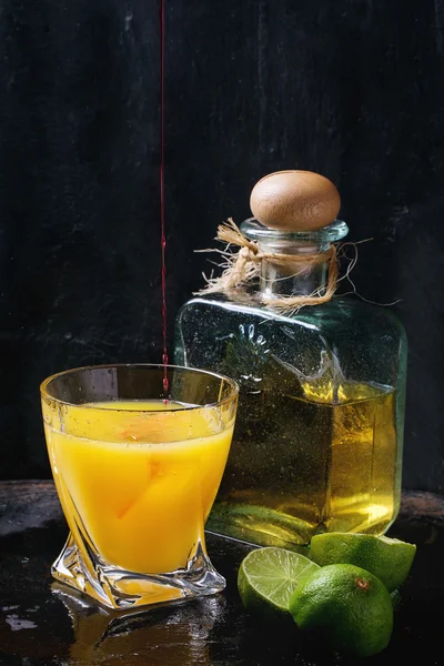 Making tequila sunrise cocktail — Stock Photo, Image