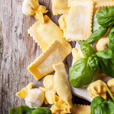 Fesleğenli makarna mantı