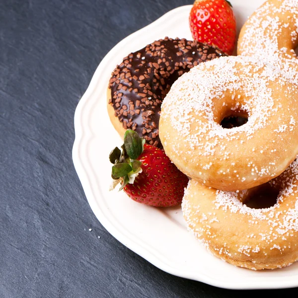 Donuts mit frischen Erdbeeren — Stockfoto