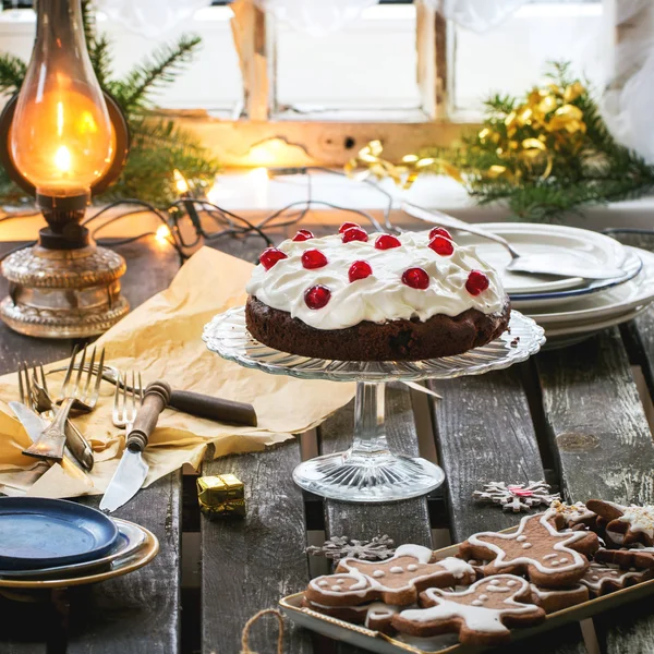 Tabla de ajuste con pastel de chocolate — Foto de Stock