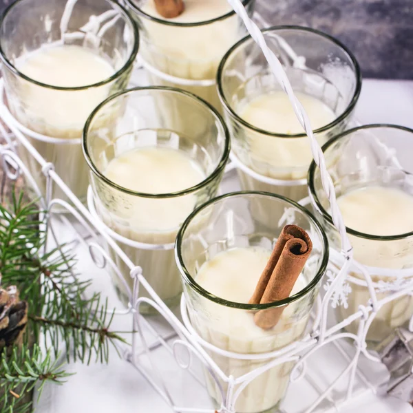 Weihnachtsplätzchen und Cocktail — Stockfoto