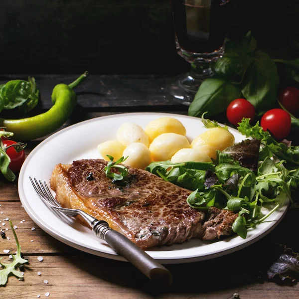 Grilled steak with potatoes — Stock Photo, Image