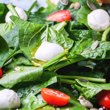 ıspanak, domates ve mozzarella salatası