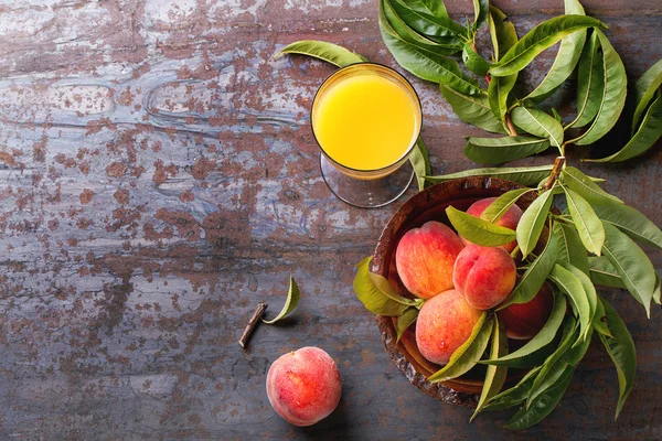 Peaches on branch and juice — Stock Photo, Image