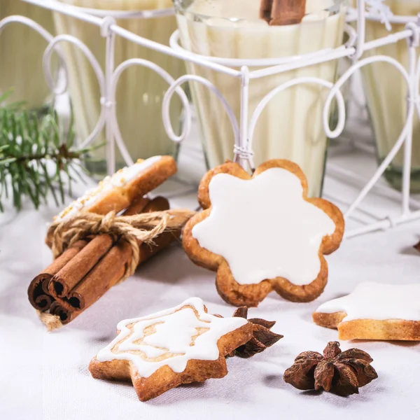 Christmas cookies and cocktail — Stock Photo, Image