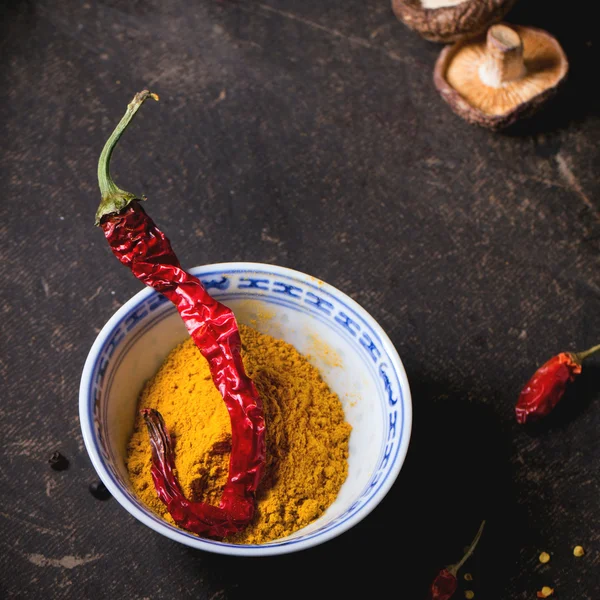Kurkuma prášek a red hot chili pepper — Stock fotografie