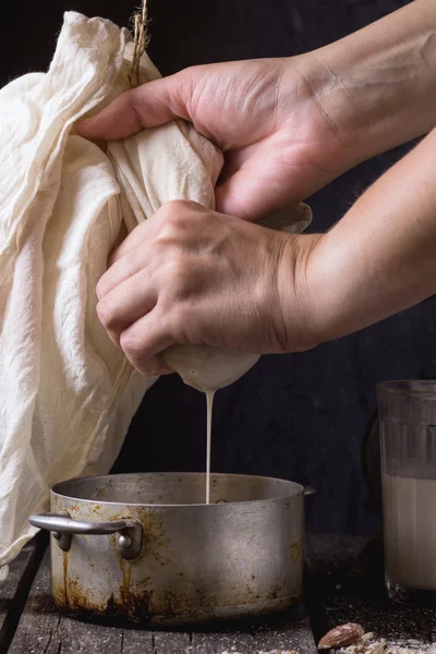 Making non-dairy almond milk — Stockfoto