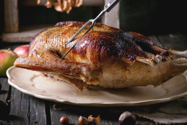 Elma ile kızartma kaz