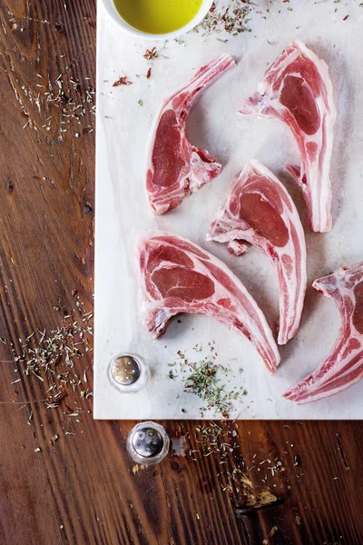 Costolette di agnello crudo — Foto Stock