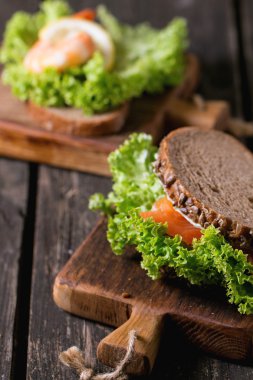 Deniz ürünleri sandviçi