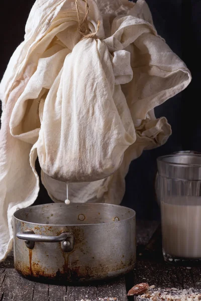 Виготовлення немолочного мигдалевого молока — стокове фото