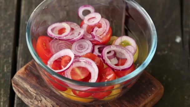 Insalata di mescolanza di pomodori e cipolle da cucchiaio di legno — Video Stock