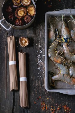 Pişmemiş Soba Erişte ve karides