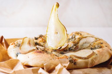 Armut ve Gorgonzola ile pizza.