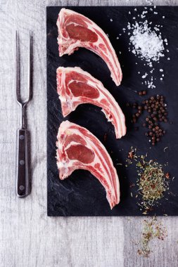 çiğ kuzu pirzolası