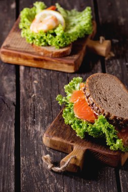 Deniz ürünleri sandviçi