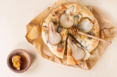 Armut ve Gorgonzola ile pizza.