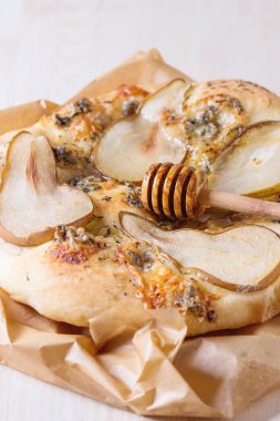 Armut ve Gorgonzola ile pizza.