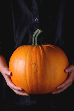 Çocuğun elinde büyük kabak