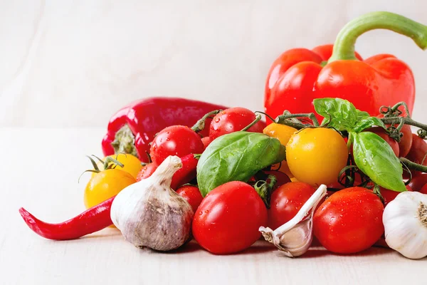 Assortment of tomatoes and vegetables — Stock Photo, Image