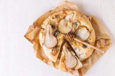 Armut ve Gorgonzola ile pizza.