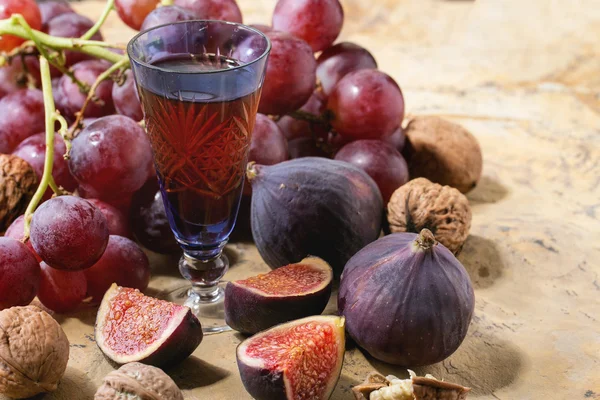 Vinho tinto, uvas e figos — Fotografia de Stock