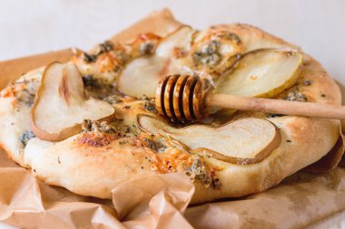 Armut ve Gorgonzola ile pizza.