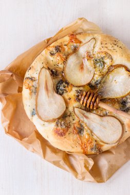 Armut ve Gorgonzola ile pizza.