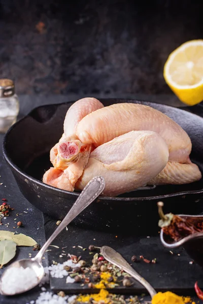 Pollo crudo en sartén —  Fotos de Stock
