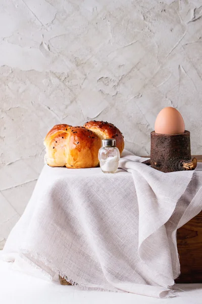 Завтрак с яйцом и хлебом — стоковое фото
