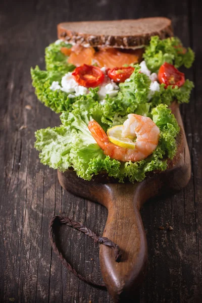 Sanduíche com frutos do mar — Fotografia de Stock