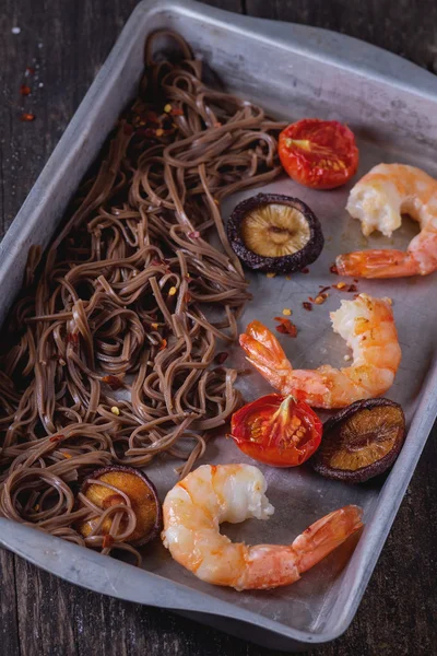Soba noodles and shrimps — Stock Photo, Image
