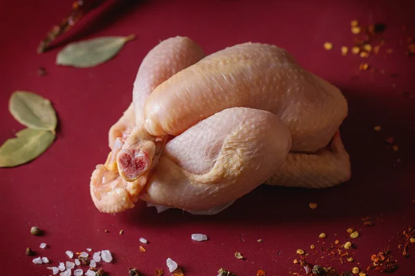 Pollo crudo con especias —  Fotos de Stock