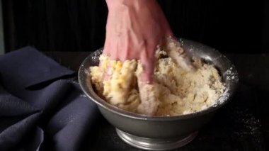 Shortcrust böreği hamur vintage metal kase kadının elinde eski ahşap masa üzerinde yapma. Karanlık rustik tarzı