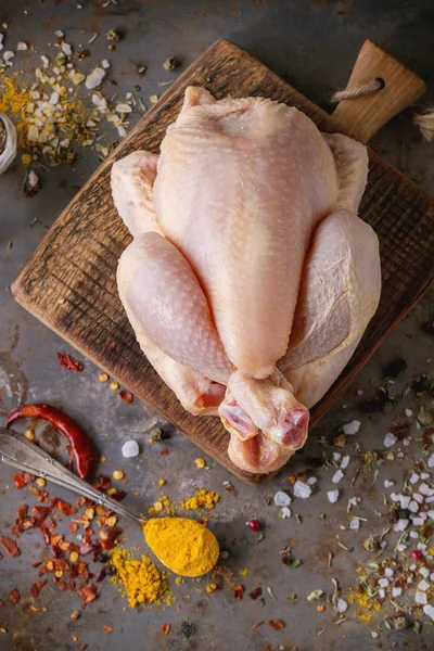 Nyers csirke fűszerekkel — Stock Fotó