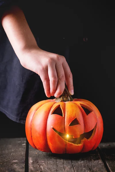 Хэллоуинский тыквенный фонарь в руках ребенка — стоковое фото